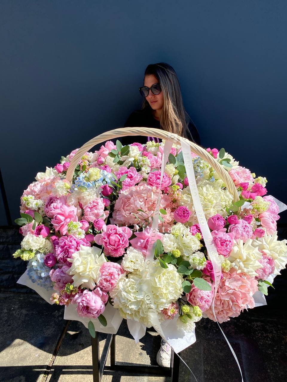 Премиум цветочная корзина в Нижневартовске