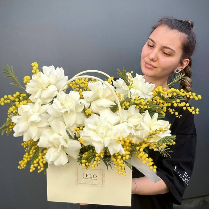 Французские Розы и мимоза  в сумочке  в Нижневартовске