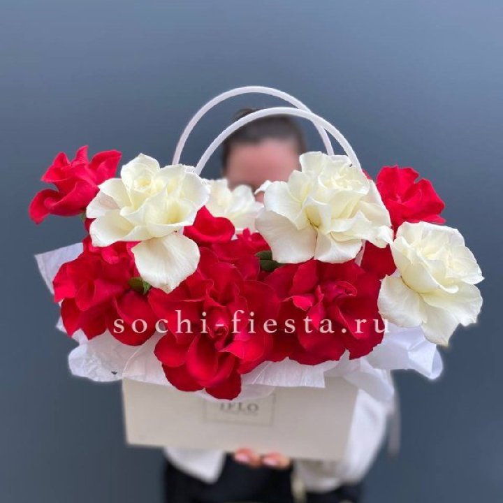 Сумочка  красных и белых роз в Нижневартовске