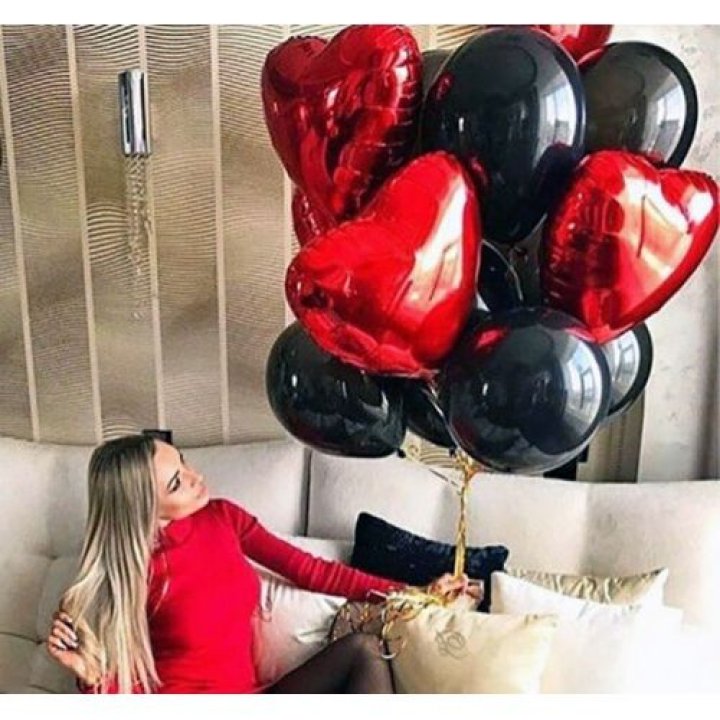 Фонтан из красных сердец с чёрными шарами  в Нижневартовске