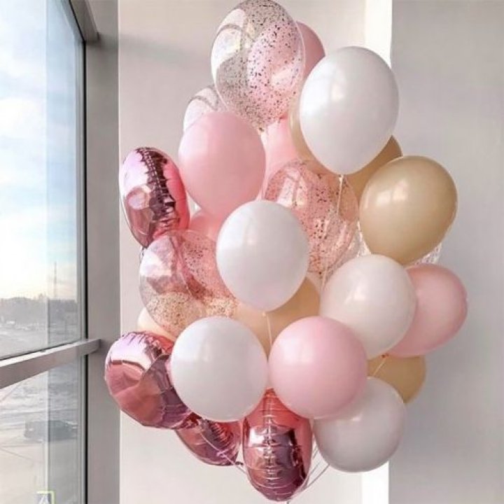 Фонтан шаров розового и белого цветов в Нижневартовске