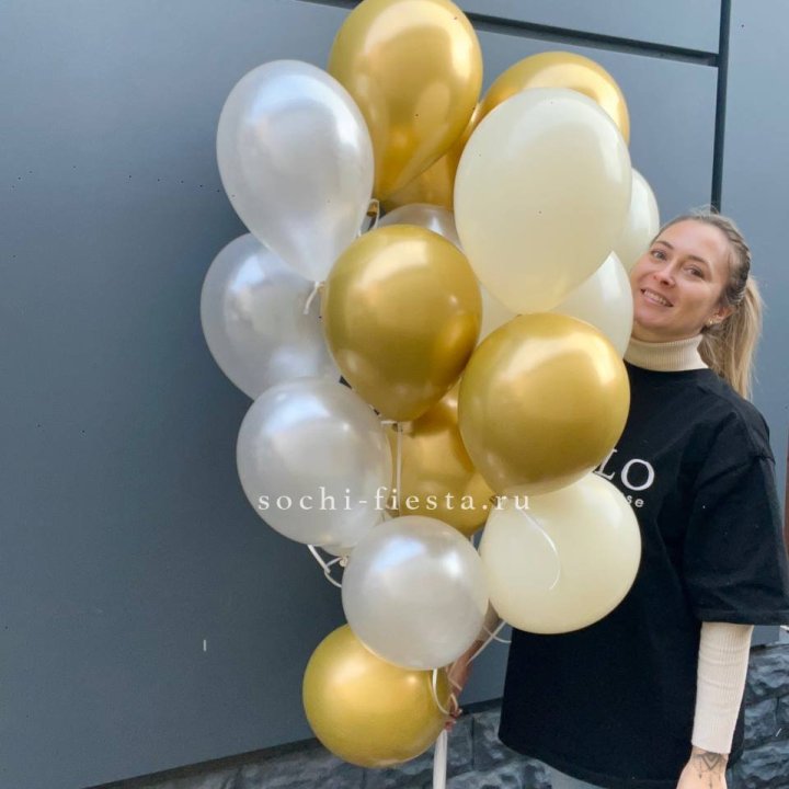 Облако шаров из белого и золотого оттенков в Нижневартовске