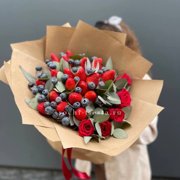 Клубника и голубика с цветами в Нижневартовске