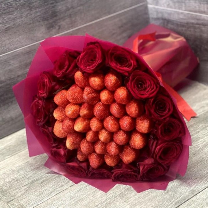 Клубничный букет с розами в Нижневартовске
