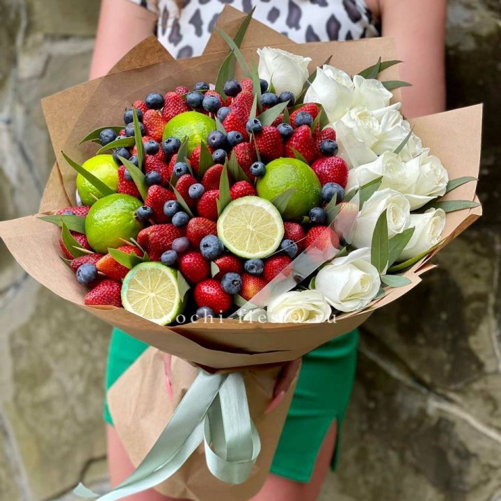Ягодно-цитрусовый букет с розами в Нижневартовске