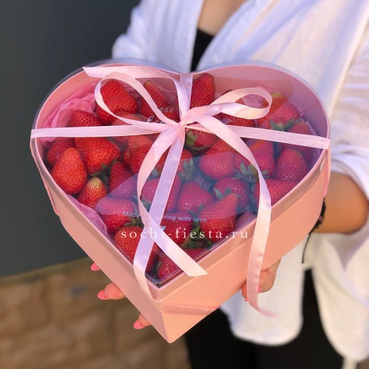 Коробочка сердце  с клубникой в Нижневартовске