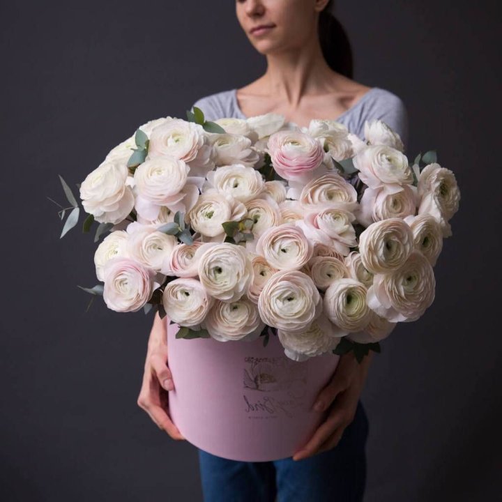 Бокс с ранункулюсами в Нижневартовске