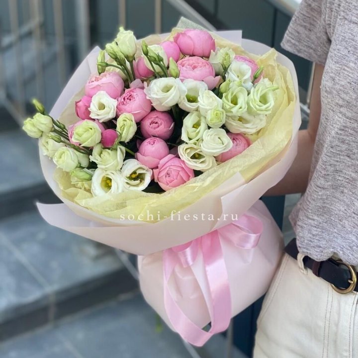Букет кустовых роз с эустомой в Нижневартовске