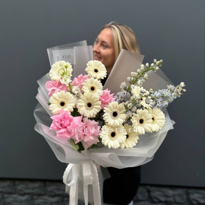 Букет роз и гербер в Нижневартовске
