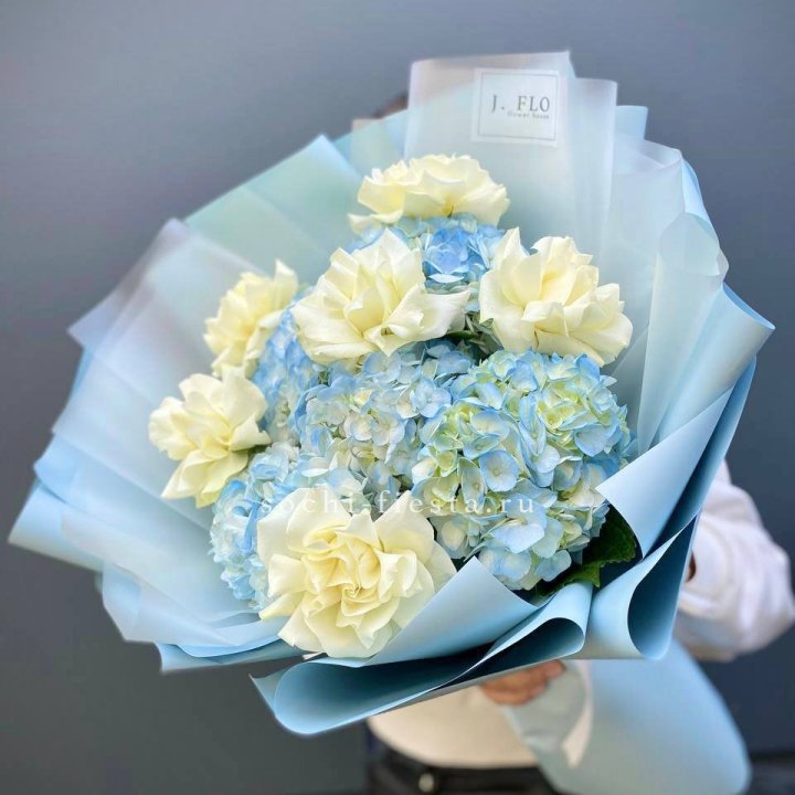  Букет из голубых гортензий и роз  в Нижневартовске
