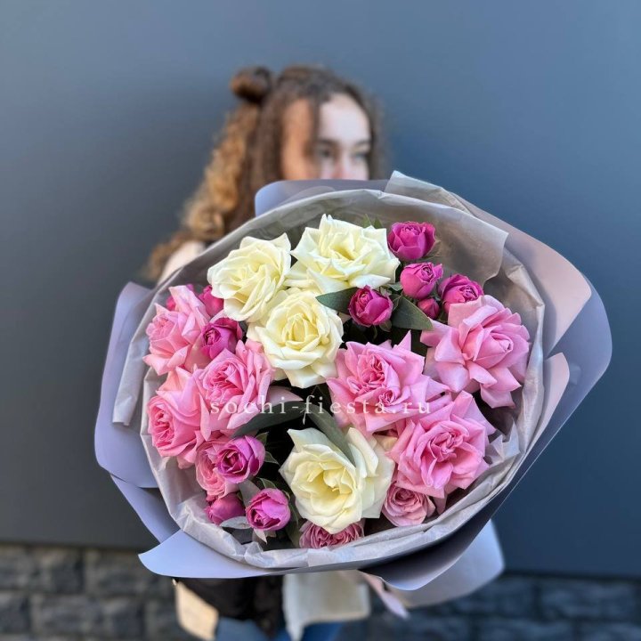 Букет французских и пионовидных роз в Нижневартовске