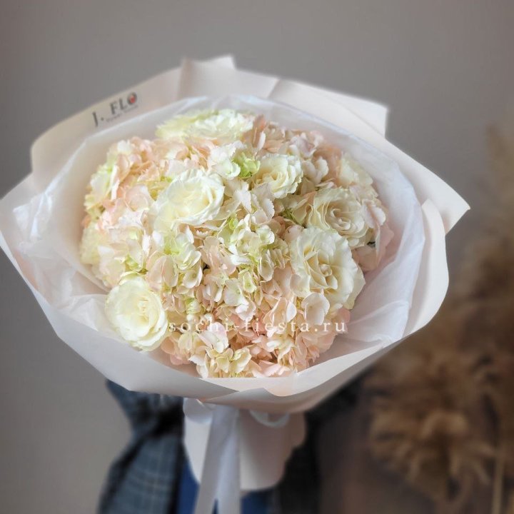  Букет гортензии и роз  в Нижневартовске