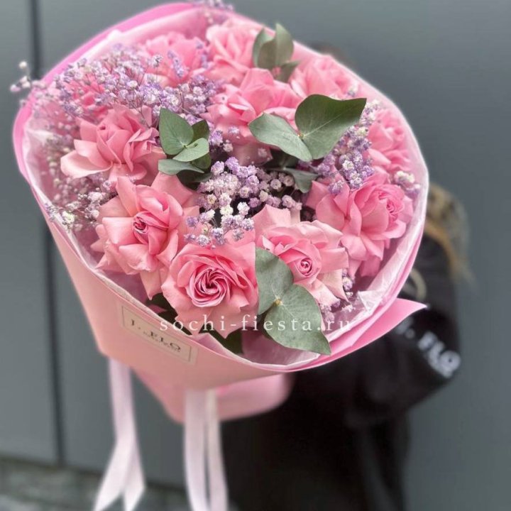 Розовые французские розы с гипсофилой в Нижневартовске
