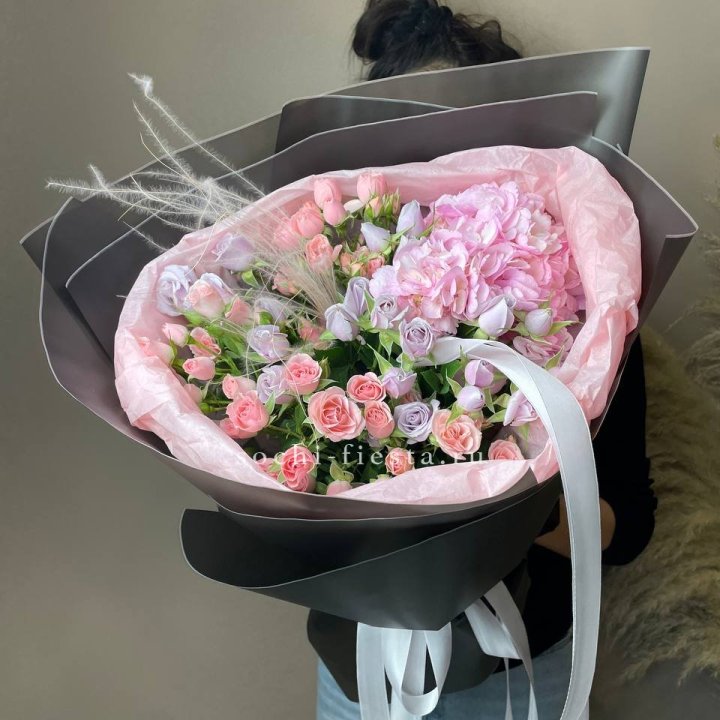  Букет гортензии и роз "Саперави" в Нижневартовске