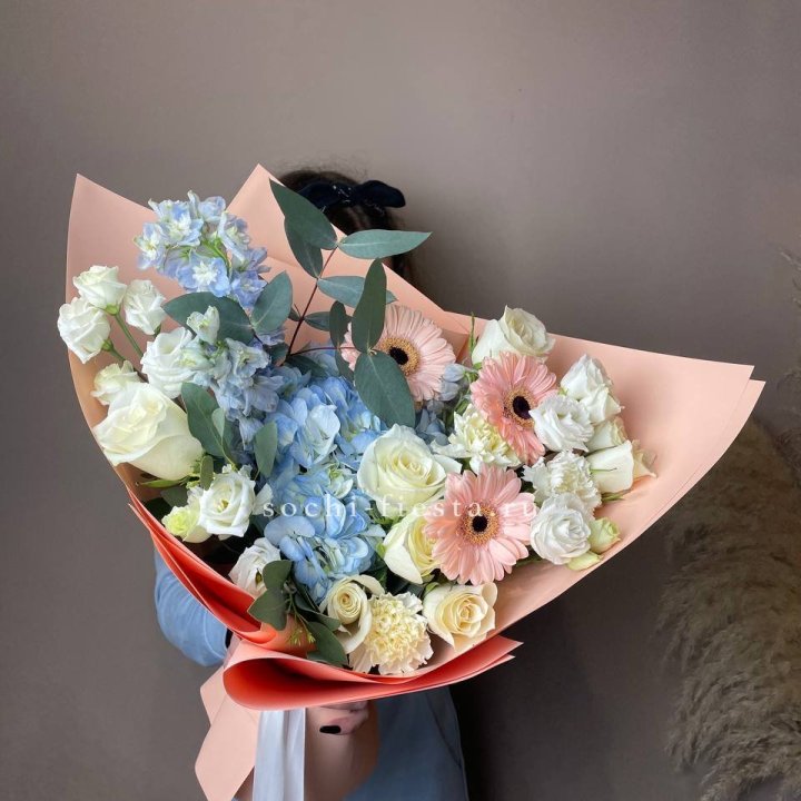  Букет гортензии и роз "Валенсия" в Нижневартовске