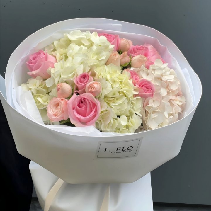  Букет гортензии и роз  "Тиамо" в Нижневартовске