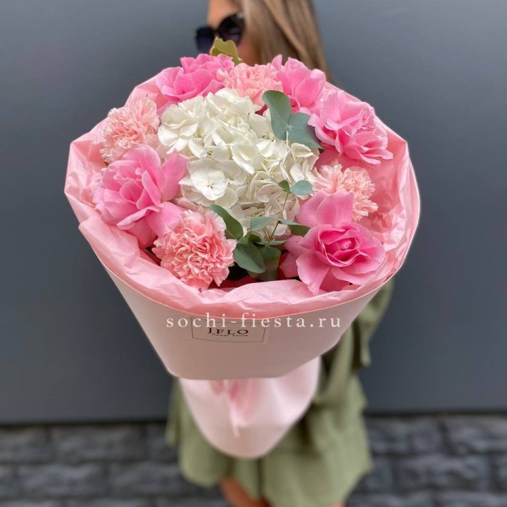  Букет роз и гортензии "Навола" в Нижневартовске