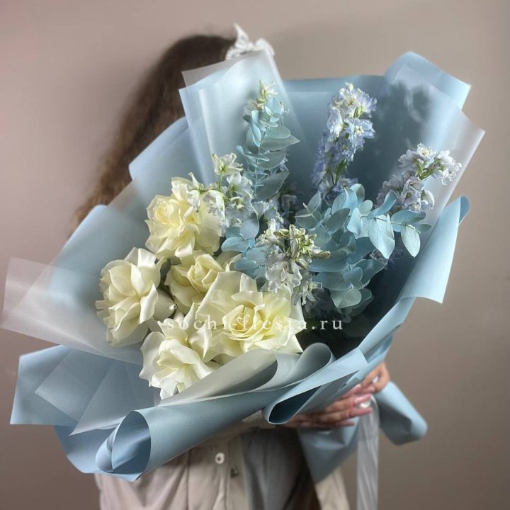 Букет из белых французских роз и дельфиниума в Нижневартовске