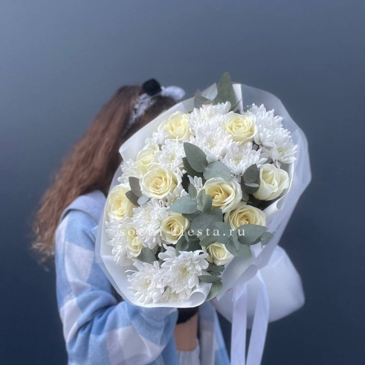  Букет белых роз с хризантемой  в Нижневартовске