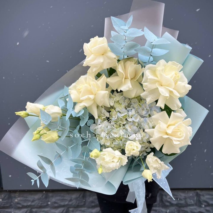 Букет с гортензией и белыми французскими розами в Нижневартовске