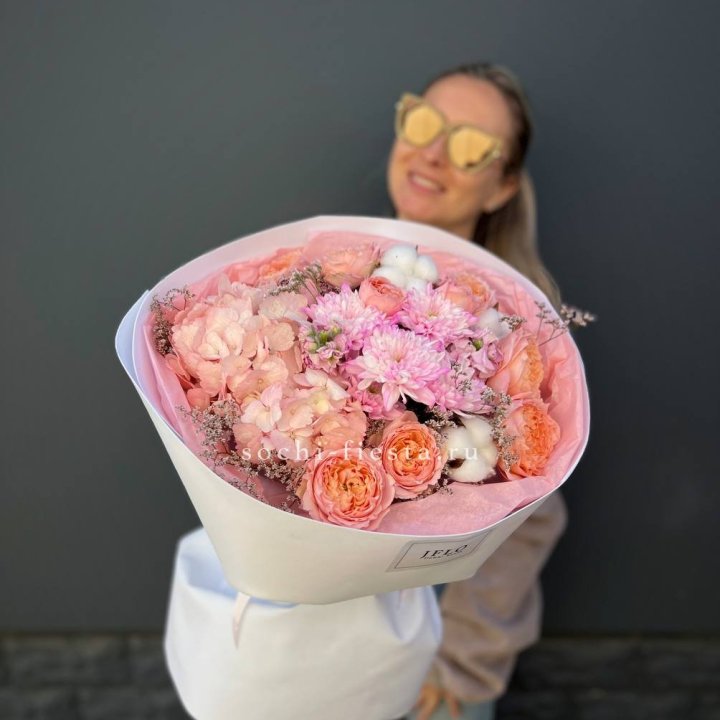 Букет гортензии и кустовых роз  в Нижневартовске