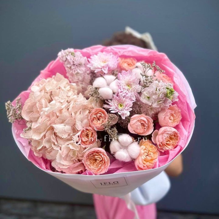 Букет гортензии и кустовых роз "Абрассо" в Нижневартовске