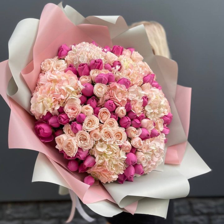 Букет кустовые розы и гортензия в Нижневартовске