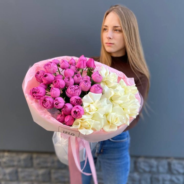 Дуо белых и кустовых роз в Нижневартовске