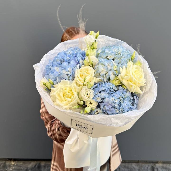 Букет "Глубина глаз" с доставкой в Нижневартовске