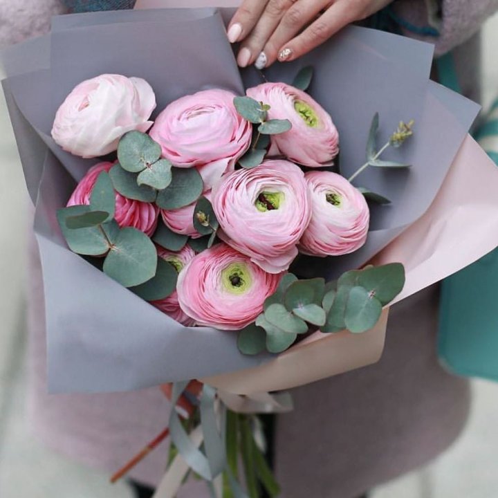 Ранункулюсы с эвкалиптом №1 в Нижневартовске