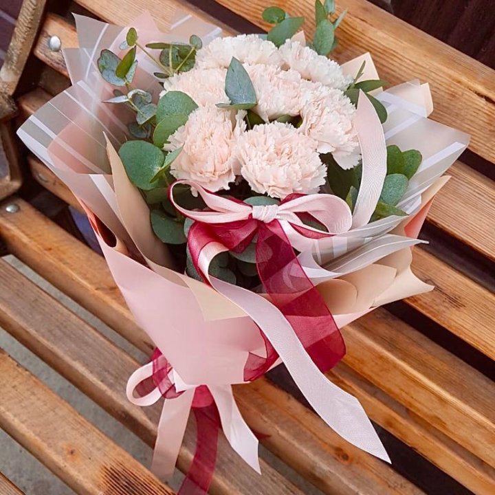 Диантусы с эвкалиптом в Нижневартовске