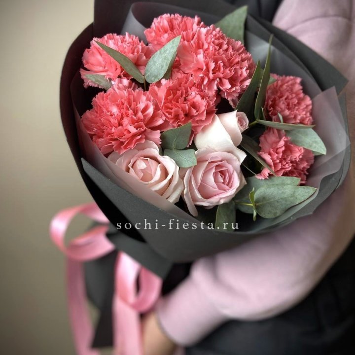Букет из роз и диантусов "Пенелопа" в Нижневартовске