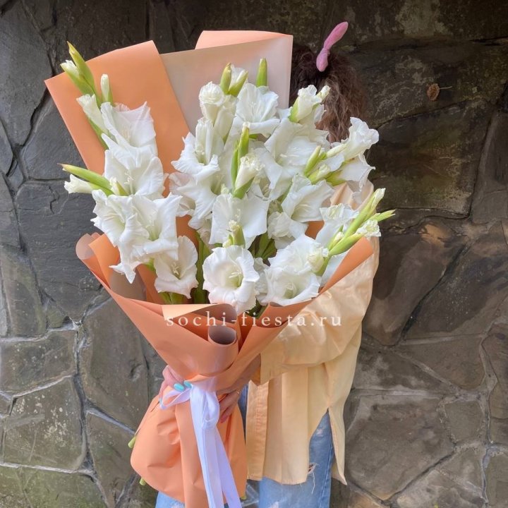 Букет белых гладиолусов  в Нижневартовске