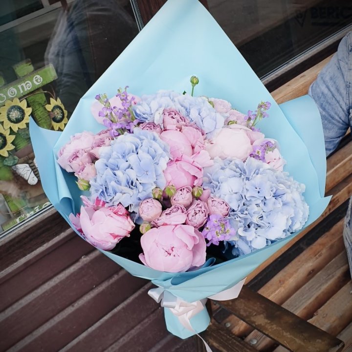 Букет с гортензиями "Блубери" в Нижневартовске