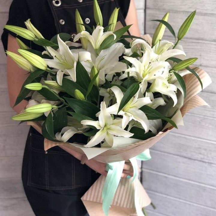 Букет белых лилий в Нижневартовске