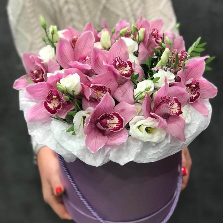 Орхидея и эустома в шляпной коробке в Нижневартовске