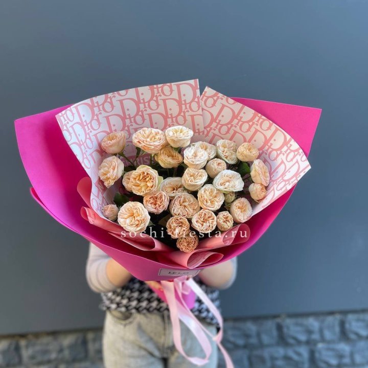 9 пионовидных роз в Нижневартовске