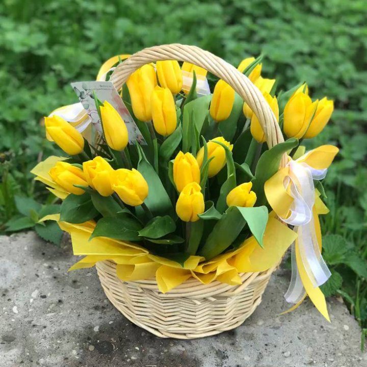 25 желтых тюльпанов в корзине в Нижневартовске