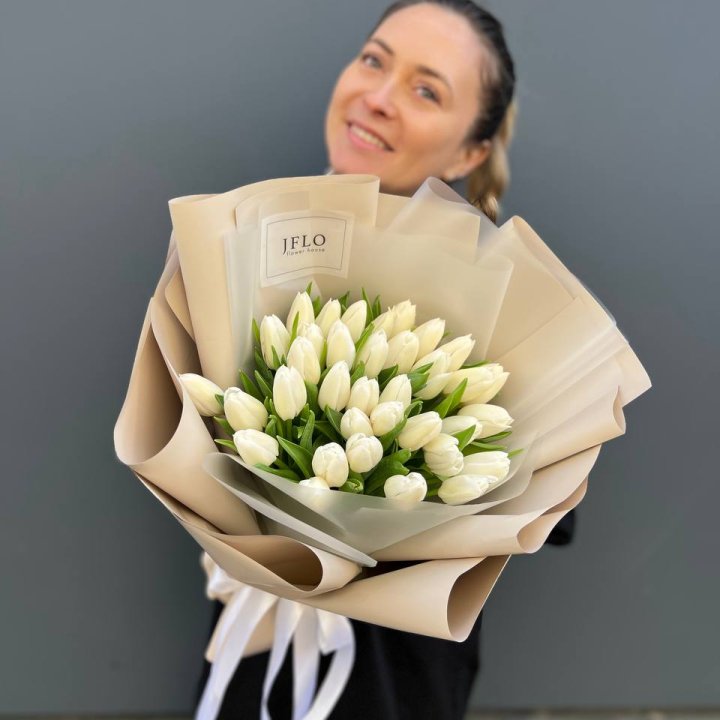 35 белых тюльпанов в Нижневартовске