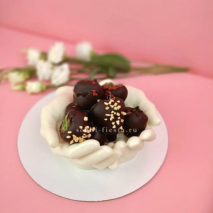 Клубника в шоколаде на шоколадных ладонях  в Нижневартовске