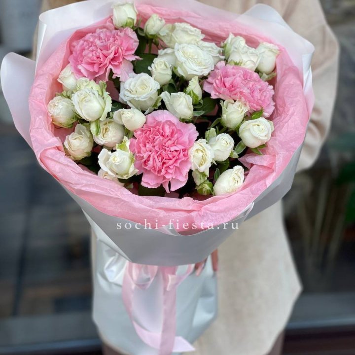 Букет розы с диантусами "Блэш" в Нижневартовске