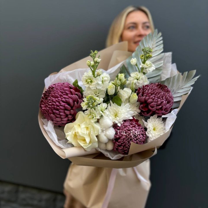 Хризантемы с маттиолой розами эустомой Чика в Нижневартовске