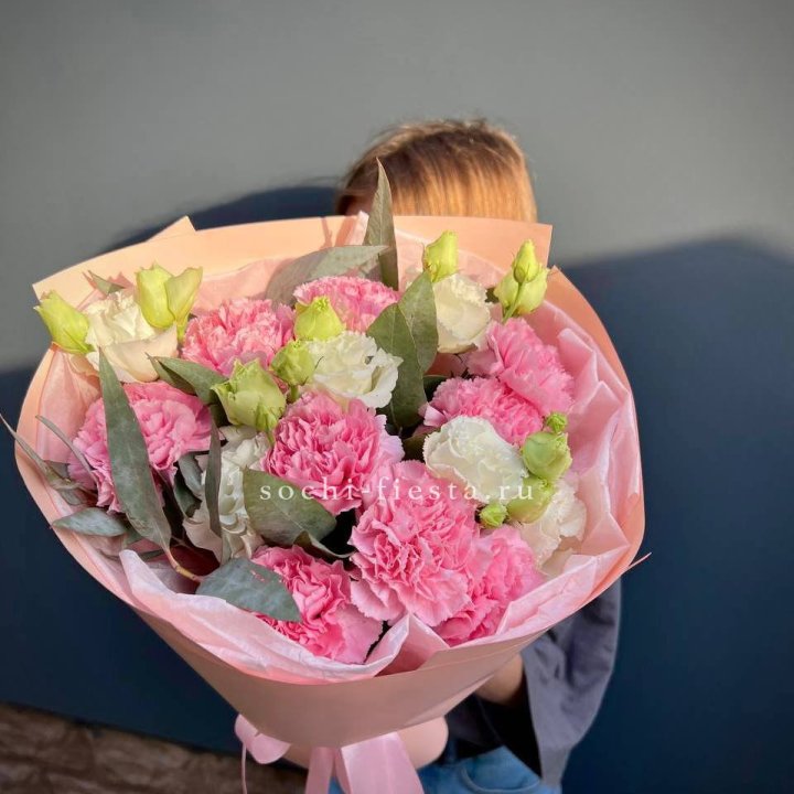 Букет гвоздик и  эустом "Сири" в Нижневартовске