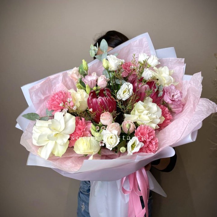 Букет с протеей, розами "Элеонора" в Нижневартовске