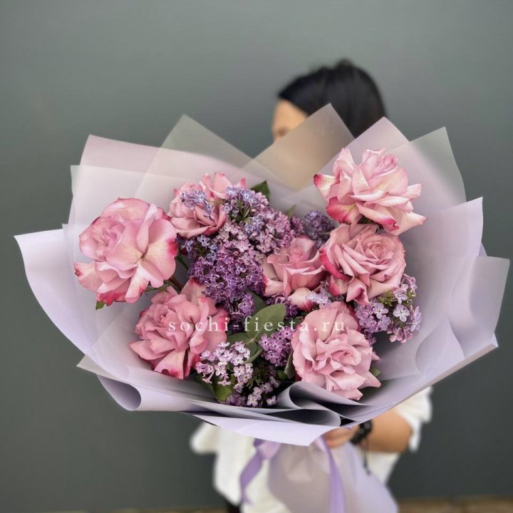 Букет из розовых роз и сирени в Нижневартовске