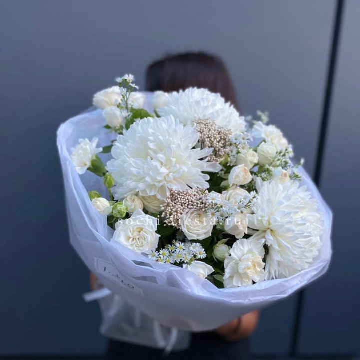 Букет хризантем и роз вайт шотс в Нижневартовске