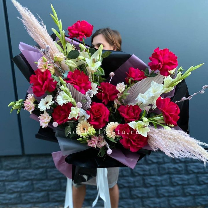 Дизайнерский букет Ред в Нижневартовске