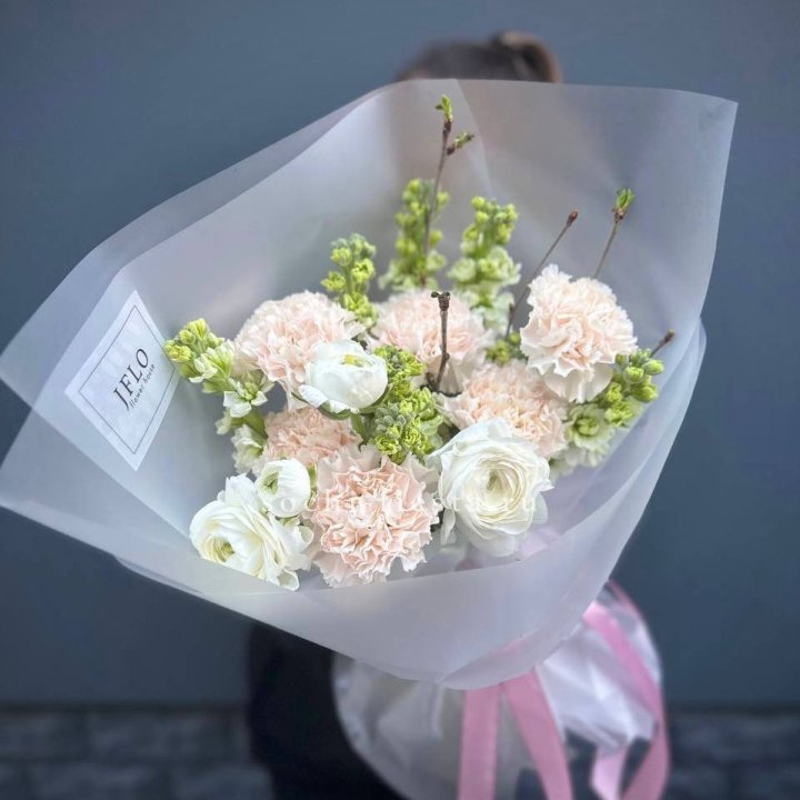 Букет маттиолы и ранункулюсов  в Нижневартовске