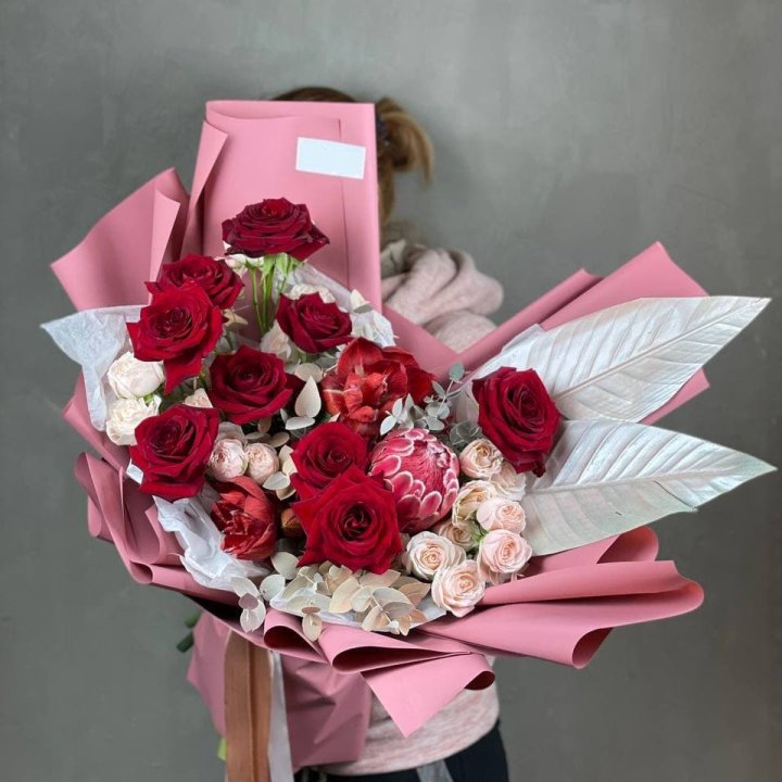 Дизайнерский букет "Ред Вильвет" в Нижневартовске
