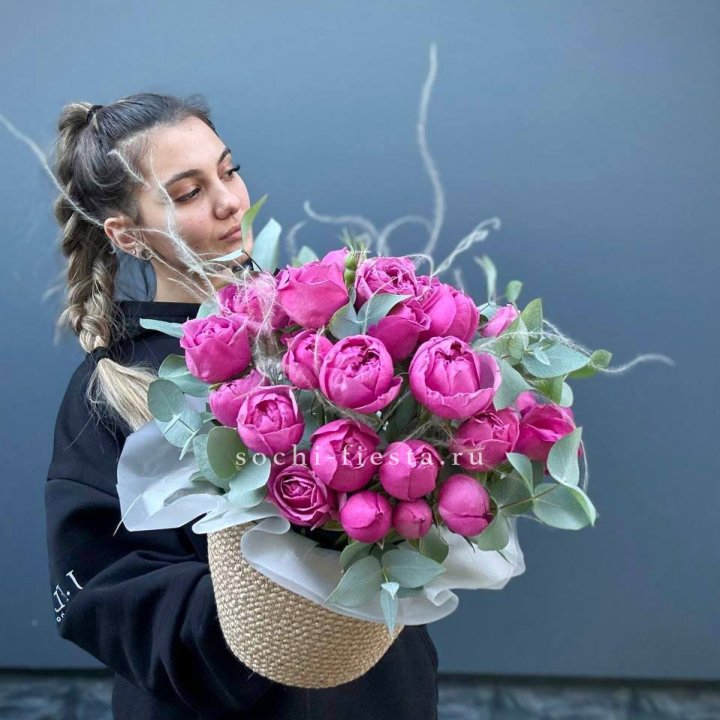 Пионовидные розы  в джутовом кашпо  в Нижневартовске